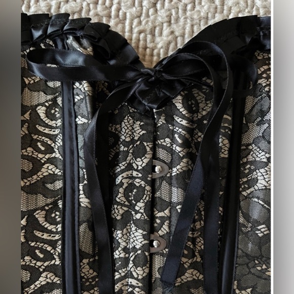 Lace up Corset - Lace Print Black on Gold - Picture 3 of 12